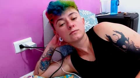 Snapshot of tomboyblue chatting on 10-03-25, 01:57 Blue online show from 10-03-25, 01:57