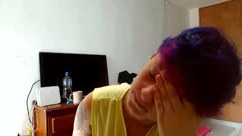 Snapshot of tomboyblue chatting on 05-08-26, 05:40 Blue online show from 05-08-26, 05:40