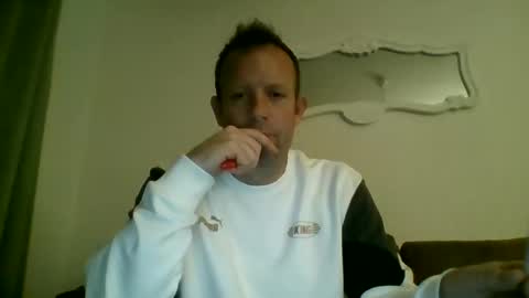 Snapshot of tomhubz chatting on 11-16-25, 01:33 tomhubz online show from 11-16-25, 01:33