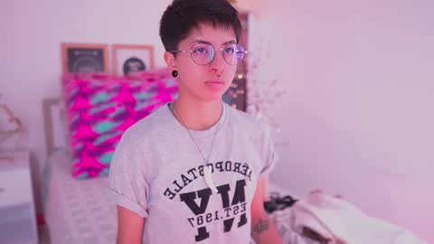 Snapshot of tommy_blue1 chatting on 09-11-25, 01:28 Blue online show from 09-11-25, 01:28