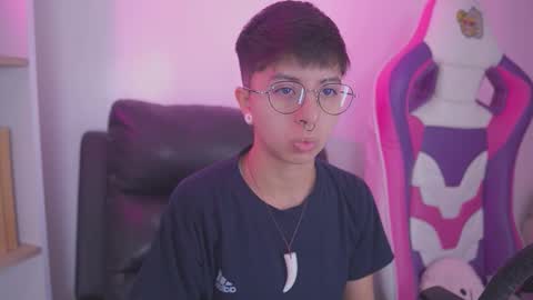 Snapshot of tommy_blue1 chatting on 10-11-25, 04:38 Blue online show from 10-11-25, 04:38