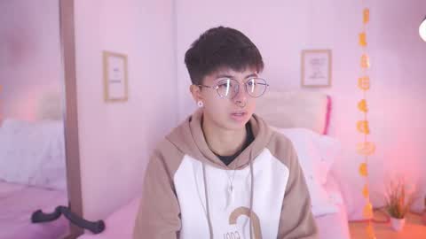 Snapshot of tommy_blue1 chatting on 10-22-25, 01:44 Blue online show from 10-22-25, 01:44