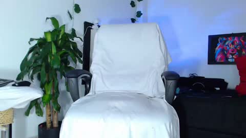 Snapshot of tommy_hotguy chatting on 12-11-24, 02:09 tommy online show from 12-11-24, 02:09