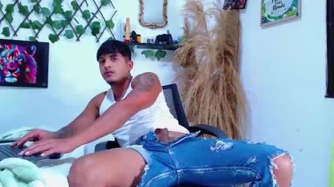 Snapshot of tommy_hotguy chatting on 09-11-25, 03:45 tommy online show from 09-11-25, 03:45