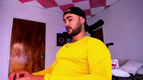 Snapshot of tommy_sccott chatting on 12-23-24, 02:56 tommy_sccott online show from 12-23-24, 02:56