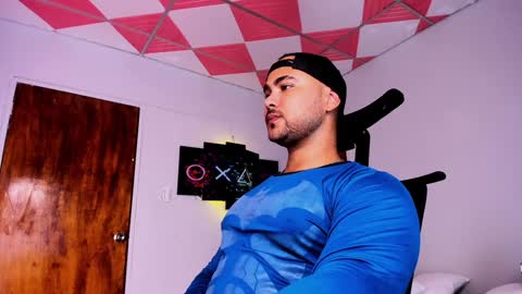 Snapshot of tommy_sccott chatting on 01-24-25, 03:43 tommy_sccott online show from 01-24-25, 03:43