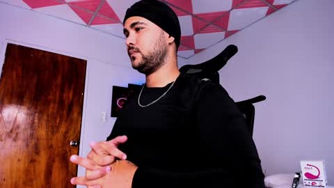 Snapshot of tommy_sccott chatting on 02-02-25, 03:32 tommy_sccott online show from 02-02-25, 03:32