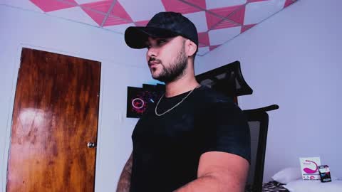 Snapshot of tommy_sccott chatting on 02-06-25, 02:44 tommy_sccott online show from 02-06-25, 02:44