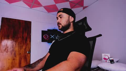 Snapshot of tommy_sccott chatting on 02-16-25, 02:42 tommy_sccott online show from 02-16-25, 02:42