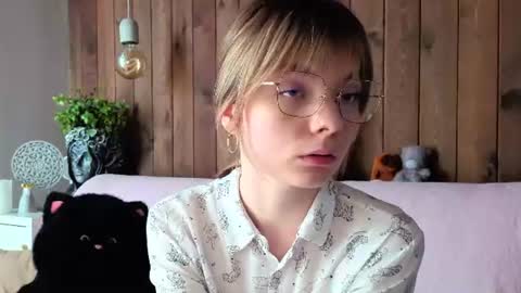Snapshot of tonitatooker chatting on 06-10-26, 03:22 Melissa online show from 06-10-26, 03:22