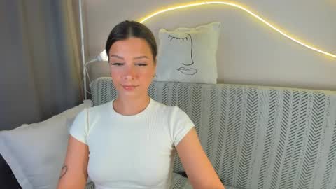 Snapshot of tony_hailey chatting on 05-13-26, 08:27 Lisa online show from 05-13-26, 08:27