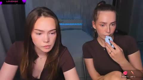Snapshot of top_twins chatting on 06-10-26, 08:35 Yara online show from 06-10-26, 08:35
