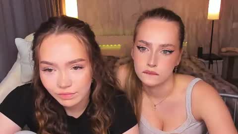 Snapshot of top_twins chatting on 06-18-26, 09:47 Yara online show from 06-18-26, 09:47