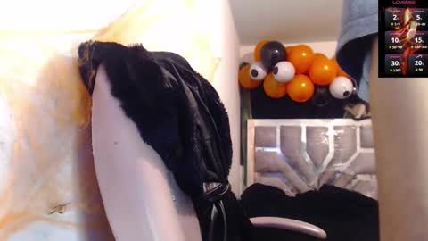 Snapshot of toxxxic_cams chatting on 10-19-25, 06:36 toxca69 online show from 10-19-25, 06:36