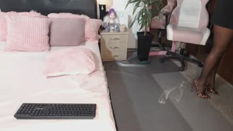 Snapshot of traci_lords20 chatting on 12-19-24, 11:07 Traci online show from 12-19-24, 11:07