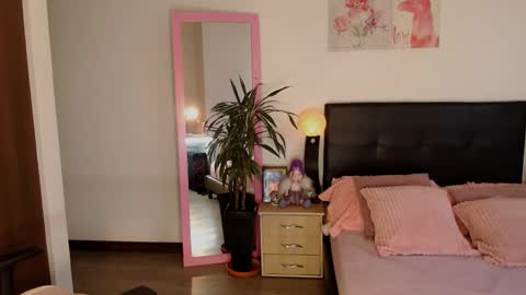 Snapshot of traci_lords20 chatting on 12-18-25, 11:49 Traci online show from 12-18-25, 11:49