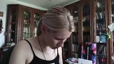 Snapshot of tranhardisty chatting on 06-19-26, 08:18 Lesly online show from 06-19-26, 08:18