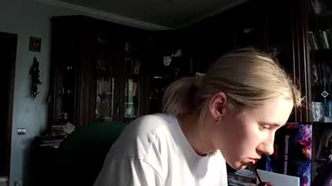 Snapshot of tranhardisty chatting on 06-29-26, 10:15 Lesly online show from 06-29-26, 10:15