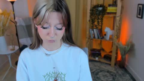Snapshot of trapsaintgirl chatting on 01-16-25, 06:27 Nyuta Hartmann online show from 01-16-25, 06:27