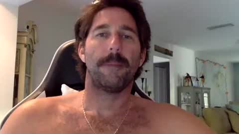 Snapshot of traviskenn chatting on 10-18-25, 08:42 TravisKenn online show from 10-18-25, 08:42