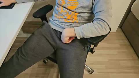 Snapshot of tree1989 chatting on 01-06-25, 08:50 tree1989 online show from 01-06-25, 08:50