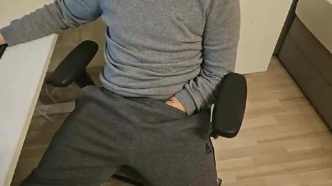 Snapshot of tree1989 chatting on 02-08-25, 06:33 tree1989 online show from 02-08-25, 06:33