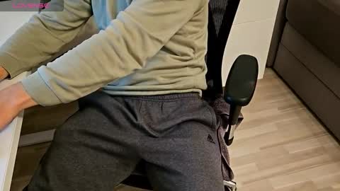 Snapshot of tree1989 chatting on 10-04-25, 06:06 tree1989 online show from 10-04-25, 06:06