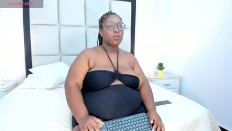 Snapshot of treisyvixen chatting on 06-22-26, 03:25 Treisy Vixen big ass online show from 06-22-26, 03:25