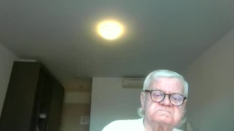 Snapshot of trekbeestje1 chatting on 12-15-25, 08:40 trekbeestje online show from 12-15-25, 08:40