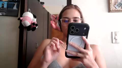 Snapshot of triana_bell chatting on 06-20-26, 07:05 triana_bell online show from 06-20-26, 07:05