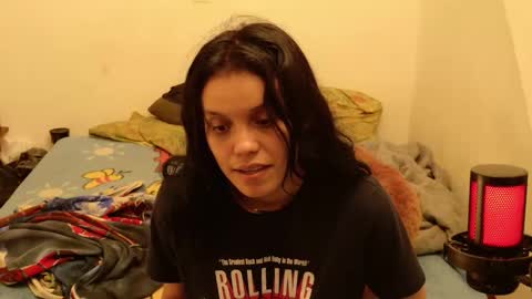 Snapshot of trixx_01 chatting on 12-19-25, 08:32 trixx_01 online show from 12-19-25, 08:32