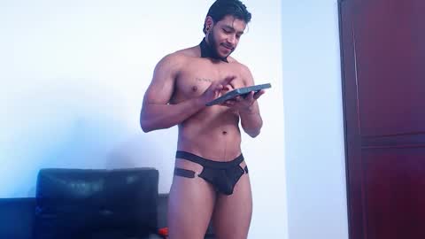 Snapshot of troy_lee1 chatting on 12-05-25, 04:58 online show from 12-05-25, 04:58