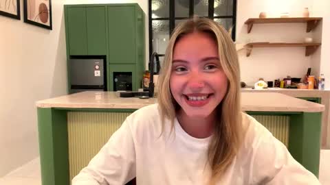 Snapshot of trulamorella chatting on 01-15-26, 11:26 Mia online show from 01-15-26, 11:26