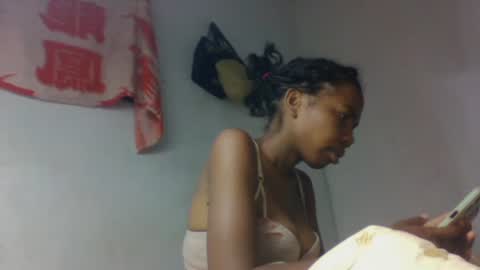 Snapshot of tsaralaza chatting on 11-13-25, 02:38 tsaralaza online show from 11-13-25, 02:38