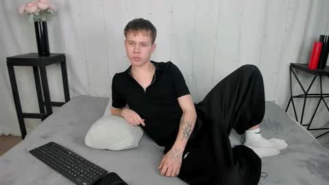 Snapshot of twelveeek chatting on 03-18-26, 06:33 Angus online show from 03-18-26, 06:33