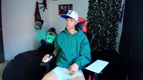 Snapshot of twink_sebas_ chatting on 02-08-25, 09:36 Bad boy sebastian online show from 02-08-25, 09:36