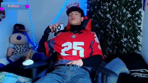 Snapshot of twink_sebas_ chatting on 02-25-25, 07:25 Bad boy sebastian online show from 02-25-25, 07:25