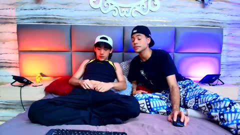 twinslovers_ online show from 09-18-25, 07:49