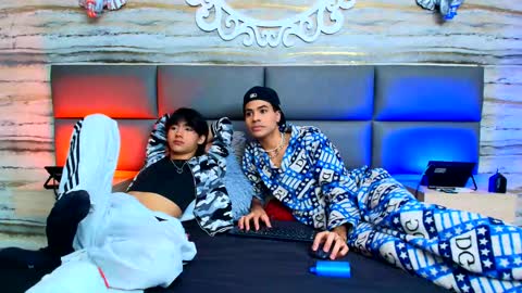 twinslovers_ online show from 09-30-25, 07:52