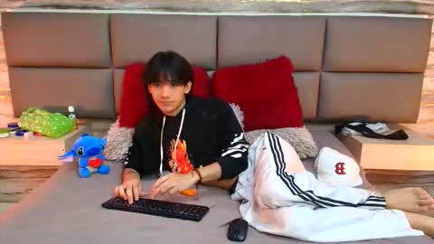 twinslovers_ online show from 10-17-25, 09:50