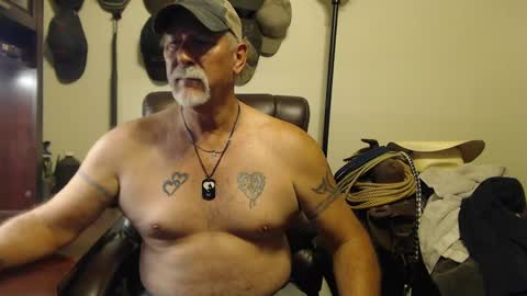 Snapshot of txlobo60 chatting on 10-08-25, 10:40 txlobo60 online show from 10-08-25, 10:40