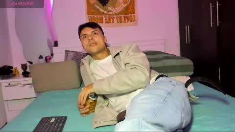 Snapshot of tyler_axel chatting on 05-04-26, 01:45 tyler_axel online show from 05-04-26, 01:45