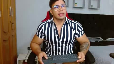 tyler_hank1 online show from 12-04-25, 11:19