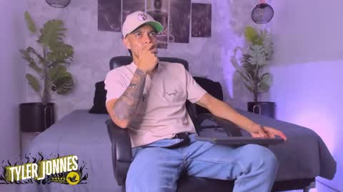 Snapshot of tyler_jonnes chatting on 12-17-24, 05:07 Tyler online show from 12-17-24, 05:07