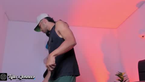 Snapshot of tyler_jonnes chatting on 10-21-25, 10:43 Tyler online show from 10-21-25, 10:43