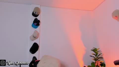 Snapshot of tyler_jonnes chatting on 10-23-25, 10:08 Tyler online show from 10-23-25, 10:08