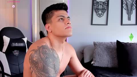 Snapshot of tyler_muscle chatting on 12-24-24, 01:17 David online show from 12-24-24, 01:17