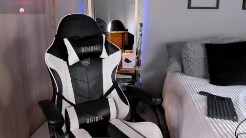 Snapshot of tyler_muscle chatting on 03-07-25, 12:23 David online show from 03-07-25, 12:23