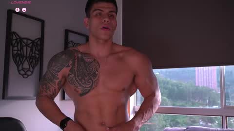 Snapshot of tyler_muscle chatting on 09-12-25, 09:59 David online show from 09-12-25, 09:59