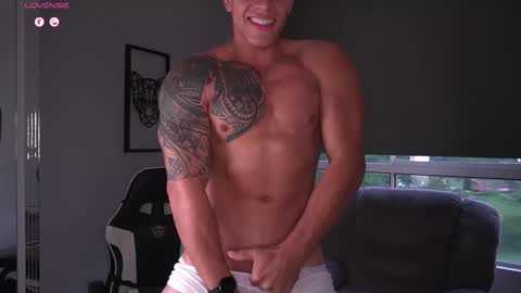 Snapshot of tyler_muscle chatting on 10-03-25, 10:18 David online show from 10-03-25, 10:18